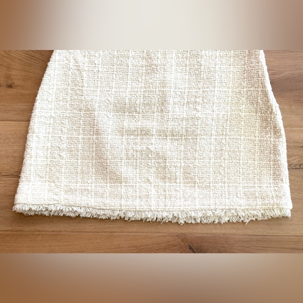 EXPRESS Ivory Tweed Mini Skirt Size 6 - Picture 3 of 4